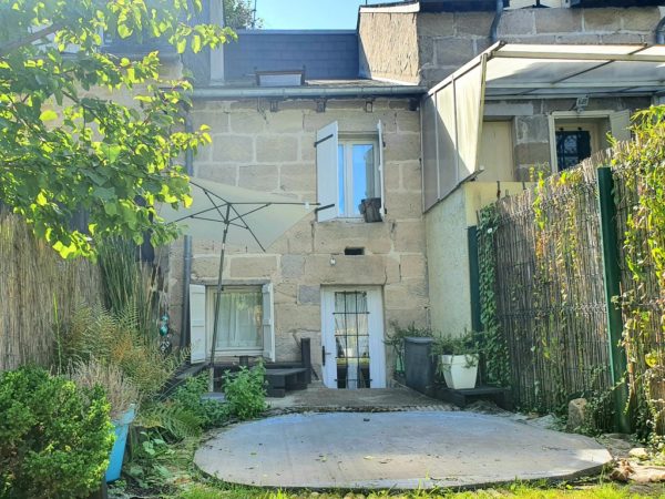 Maison en brasiers avec jardinet