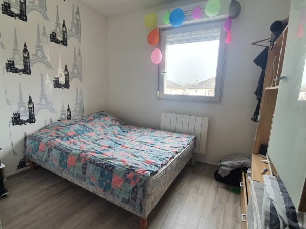 Dans une résidence sécurisée T2 bis avec balcon et parking – Image 4