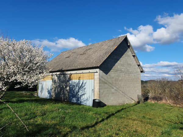Sur Brive, hangar pouvant être réhabilité en habitation