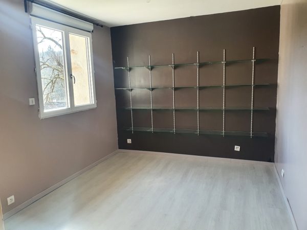Maison de 116 m2 avec garage, terrasse et annexes – Image 6
