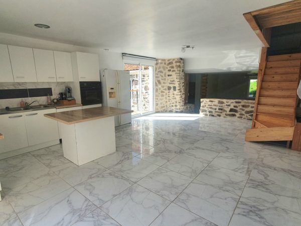Maison de 116 m2 avec garage, terrasse et annexes – Image 2