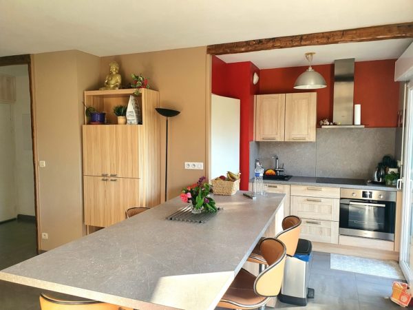 Dans une résidence sécurisée T2 bis avec balcon et parking