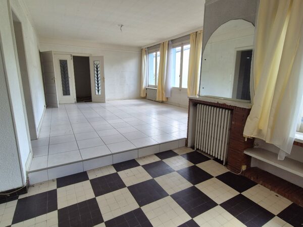 Malemort, maison de caractère de 180 m2 sur une parcelle de 972 m² – Image 3
