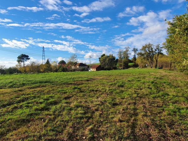 Terrain de 2258 m2 situé sur Dampniat