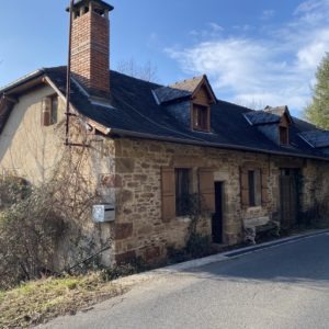 Beynat, maison en pierres à rénover