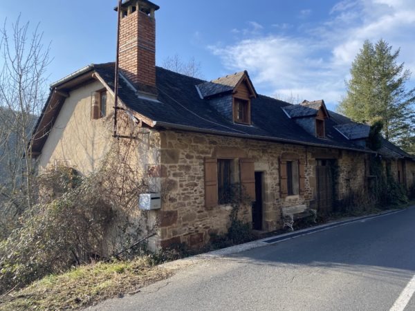 Beynat, maison en pierres à rénover