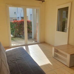 Objat, Appartement T1 bis avec terrasse et parking