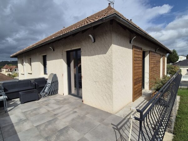 Malemort, charmante maison rénovée T6 avec jardin – Image 3