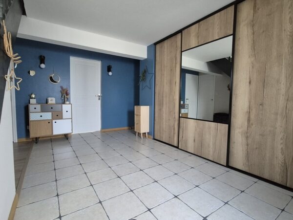 Malemort, charmante maison rénovée T6 avec jardin – Image 4