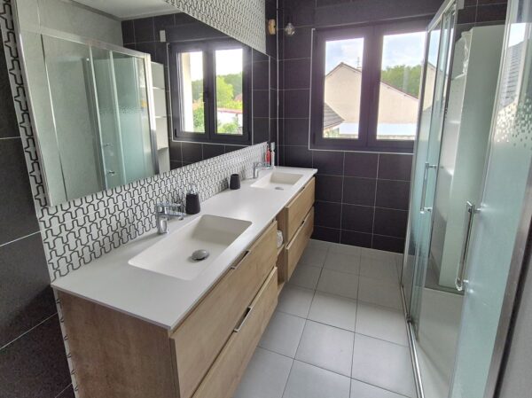 Malemort, charmante maison rénovée T6 avec jardin – Image 19