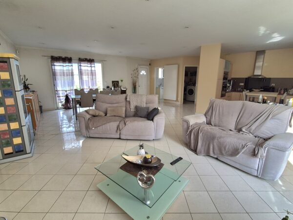 COSNAC LIMITE MALEMORT, MAISON RECENTE SEMI-ENTERREE – Image 2