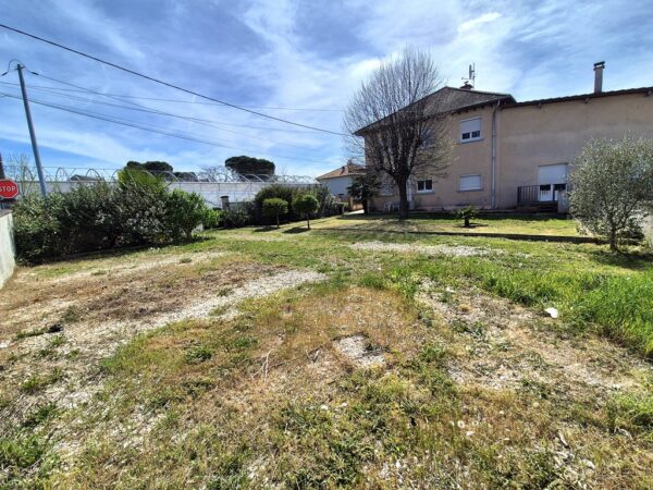 Malemort, proche commerces, terrain plat de 400 m2 – Image 3