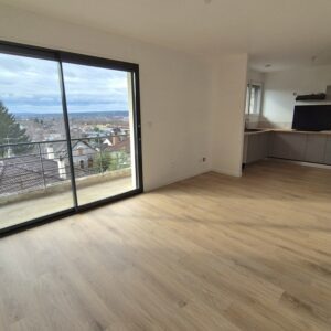 Appartement T4 refait à neuf, parking et cave