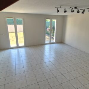 Dans résidence sécurisée, proche commerces, maison T4 avec jardin