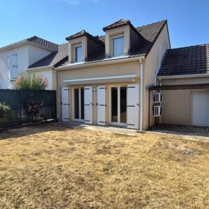 Dans résidence sécurisée, proche commerces, maison T4 avec jardin